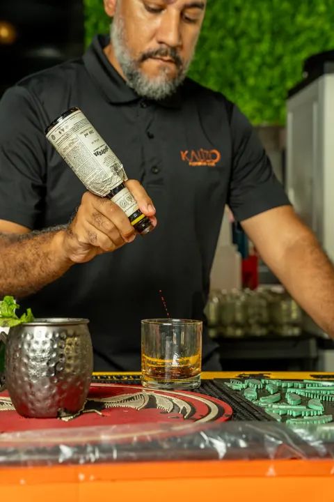 Bartender de Kalizo sirviendo un trago