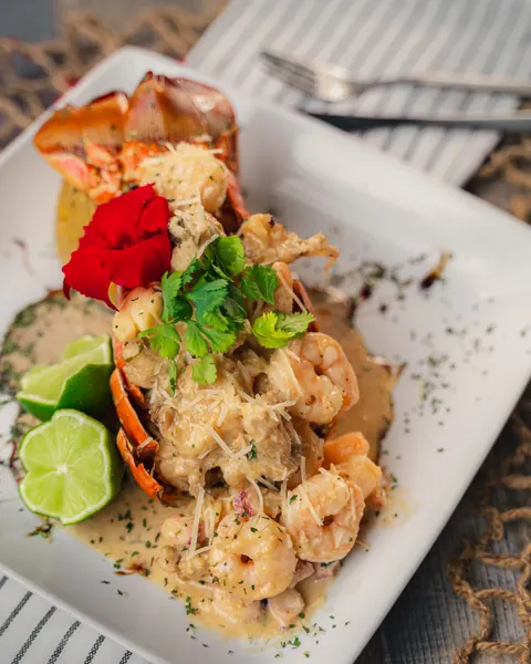 Rabo de langosta con camarones y limón